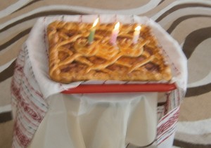 Лето - С днем рожденья поздравляю! И пирог я вам вручаю! 