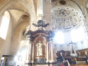 Гигантские размеры колонн, чистота и гармония сводов делают этот самый старый собор на территории Германии одним из чудес романского искусства.