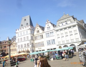 Рыночная площадь Трира, облик которой, как во многих старинных немецких городах, определяют здания зажиточных горожан эпохи Ренессанса.