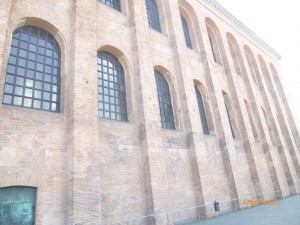 Самый известный римский памятник Трира — базилика императора Константина (Aula Palatina), который сохранился наших дней. Здание, сооруженное Константином Великим как судебный зал и крытый рынок, имеет длину 73 м, ширину 28 м и высоту 30 м.