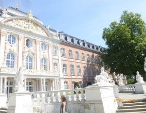 С южной стороны базилики в середине 18 века пристроили нарядный дворец, Дворец Курфюрстов — один из наиболее значительных памятников барокко Трира. Строительство дворца закончено 1761 году.