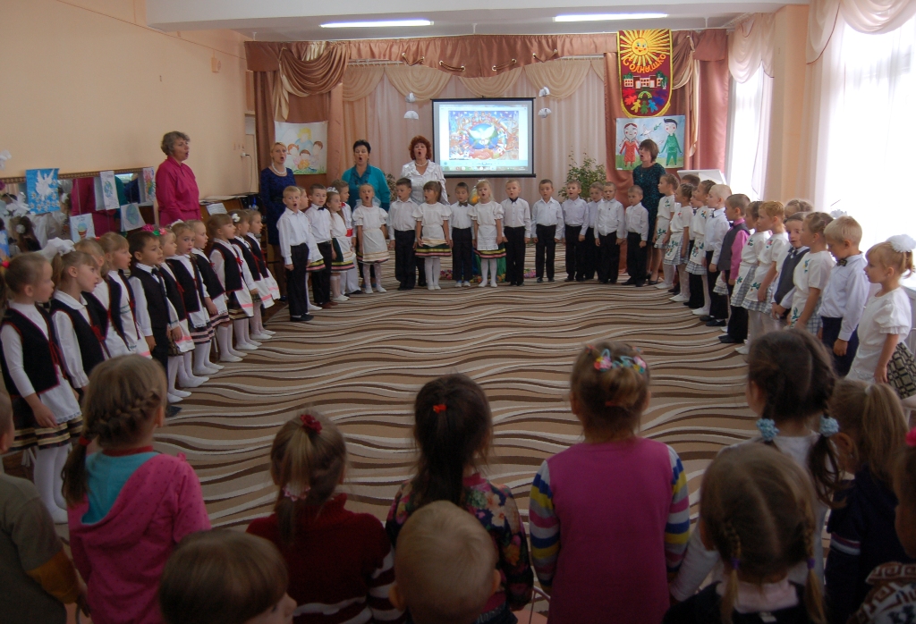 Все вместе исполняем гимн детского сада "Дорогою добра"