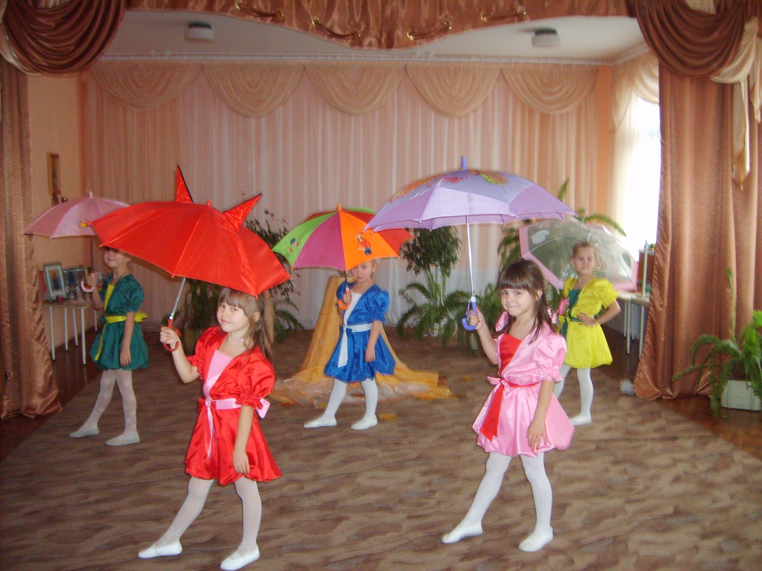 Танцы в детском саду на празднике осени