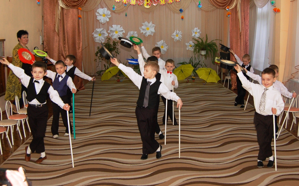 Танец мальчиков 9 мая в детском саду. Танец мальчиков на выпускной в детском. Танец с тросточками в детском саду. Танец мальчиков в детском саду. Танец с шляпами для мальчиков в детском саду.